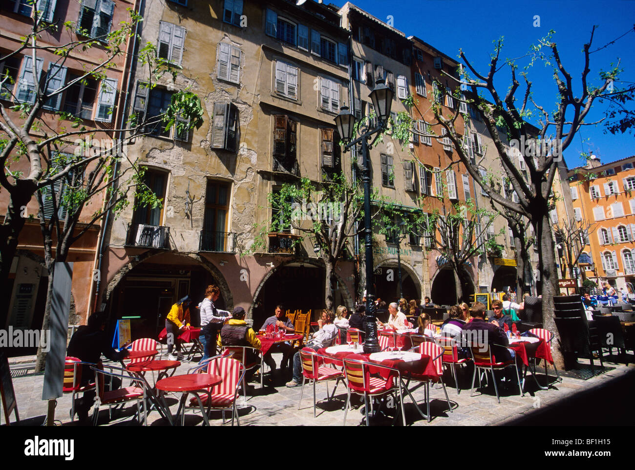 Outdoor-Restaurant in der "Place Aux Aires" in der alten Stadt Grasse Stockfoto