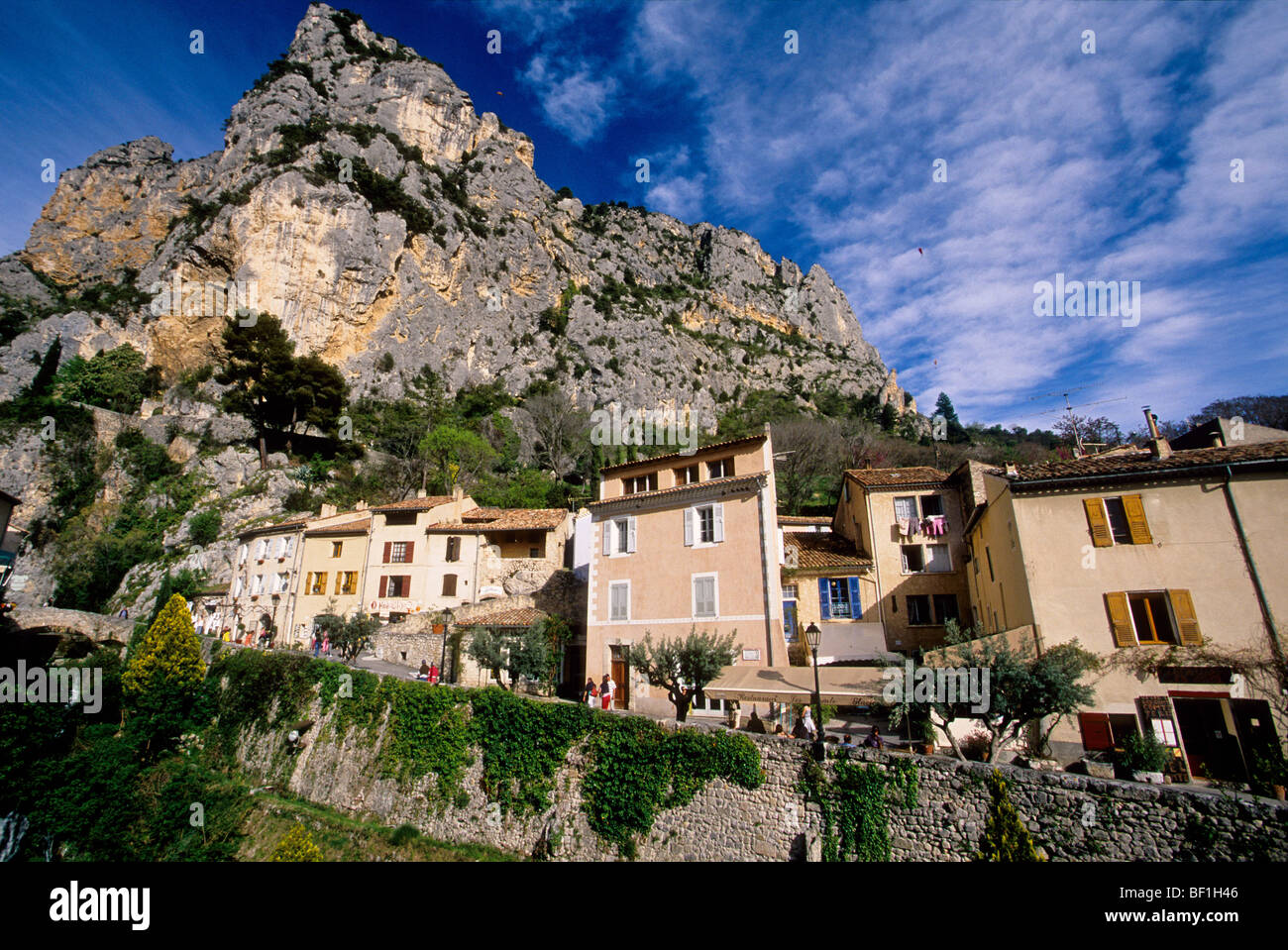 Der mittelalterliche hochgelegene Dorf Moustiers Sainte Marie Stockfoto
