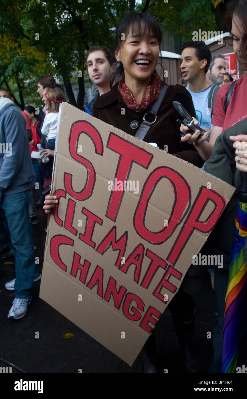 Hunderte von Umwelt-Aktivisten vorzubereiten, über die Brooklyn Bridge am internationalen Tag für den Klimawandel zu marschieren Stockfoto