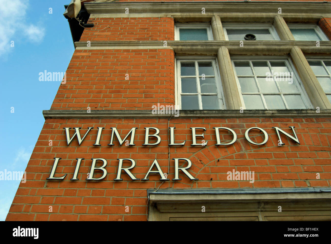 Melden Sie für Wimbledon Bibliothek mit fehlenden Buchstaben in Wimbledon, Südwesten von London, england Stockfoto