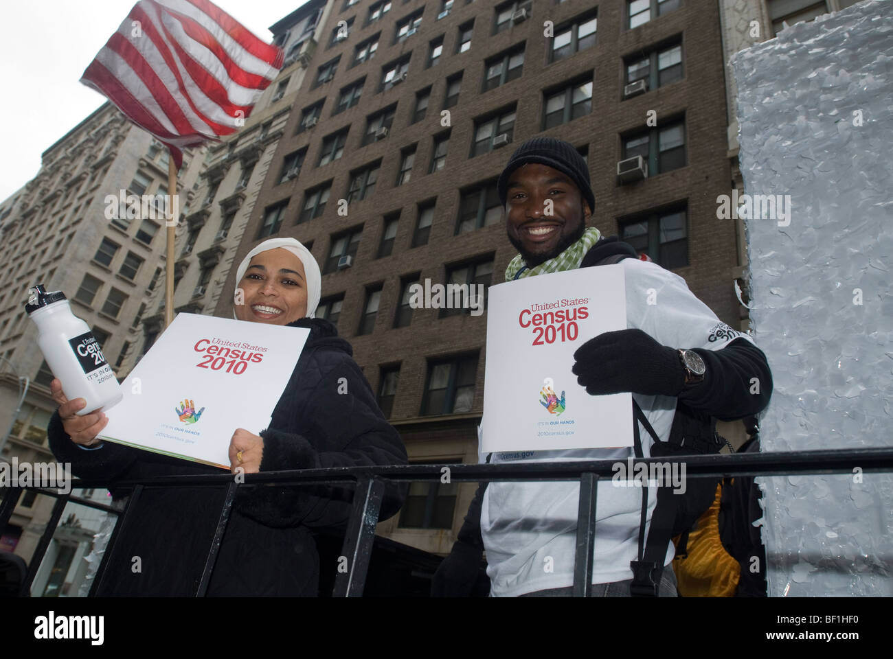 Volkszählung Arbeitnehmer fördern die Volkszählung 2010 im Rahmen ihrer Öffentlichkeitsarbeit-Kampagne in der muslimischen Welt-Day-Parade in New York Stockfoto