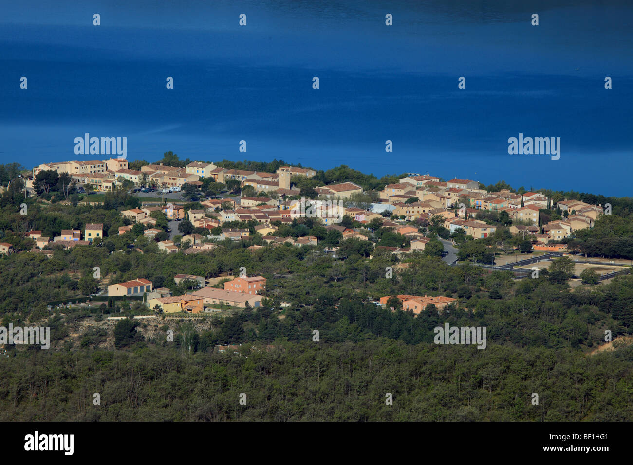 Das Dorf Les Salles Sur Verdon und Sainte-Croix-See in den Verdon-Nationalpark Stockfoto