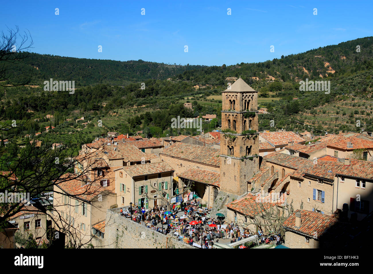 Das mittelalterliche Dorf von Moustiers-Sainte-Marie in den Verdon-Nationalpark Stockfoto