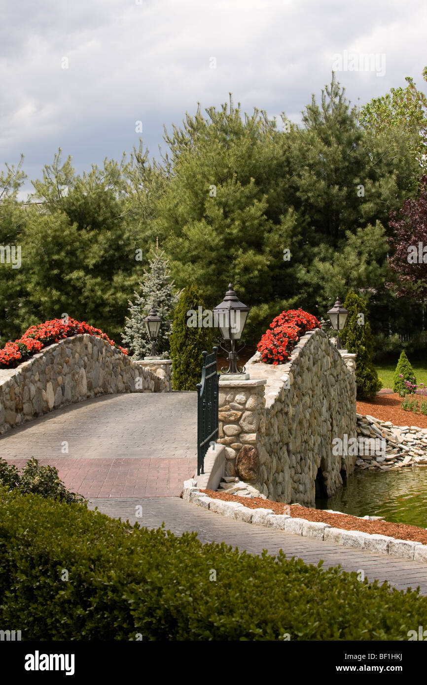 Steinerne Brücke mit Blumen Stockfoto