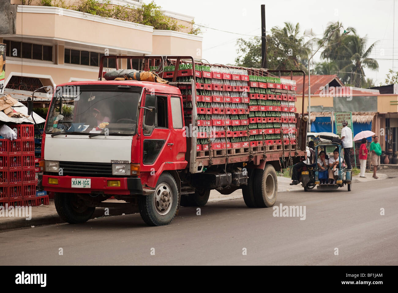 Kisten mit Coca Cola-Flaschen auf einen Lieferwagen. Passi City Iloilo Philippinen Stockfoto