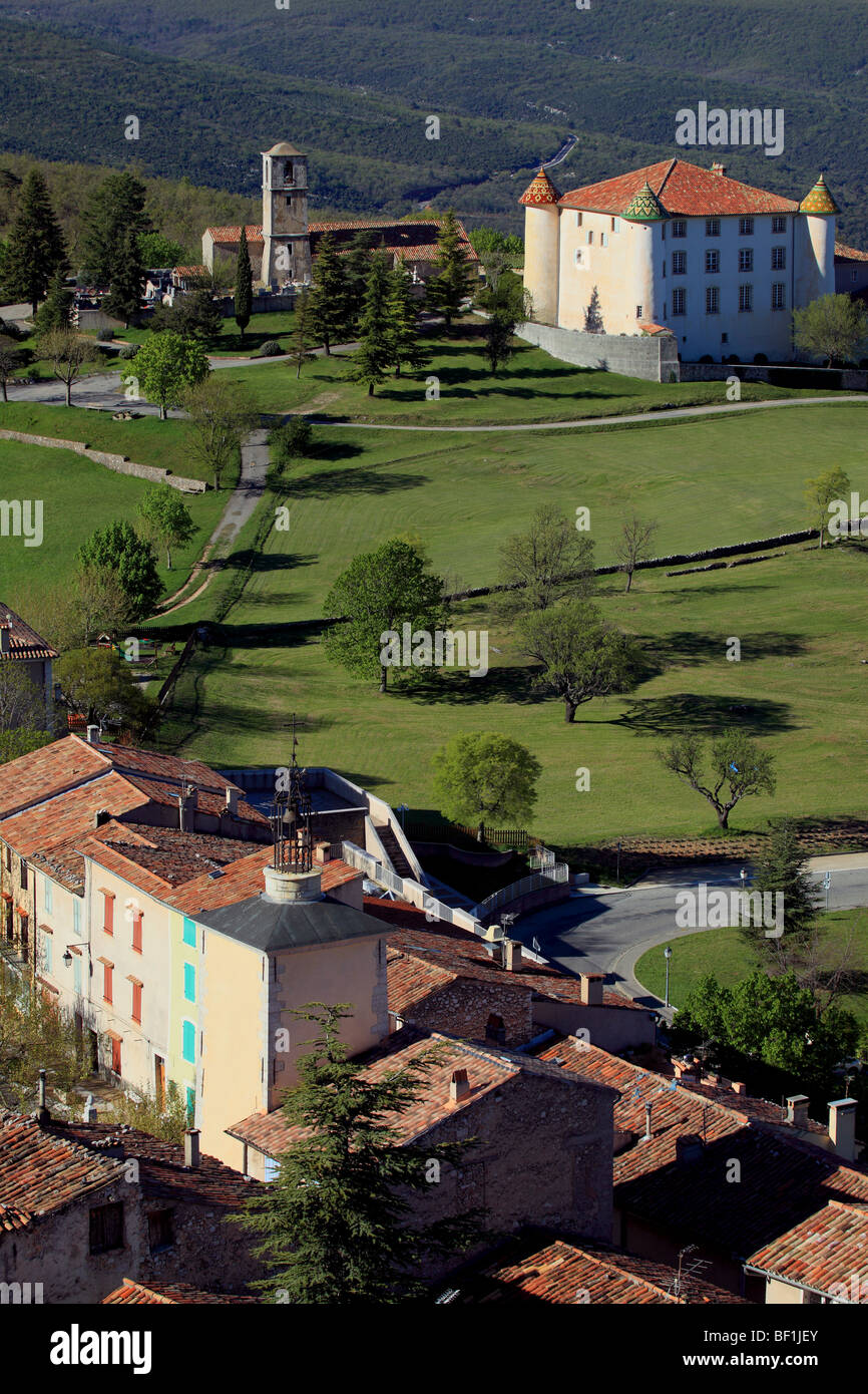 Das malerische Dorf Aiguines nahe dem See von Sainte Croix in der Regionalpark Verdon Stockfoto