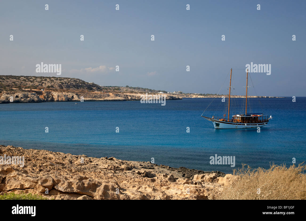 Segelboot vor Anker in einer ruhigen Bucht in der Nähe von Cape Gkreko Greco Republik Zypern Stockfoto