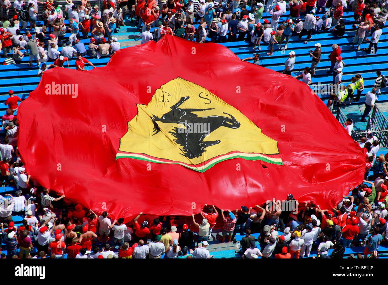 Menschen zeigen, die Ferrari-Flagge während des Monaco Grand prix Stockfoto