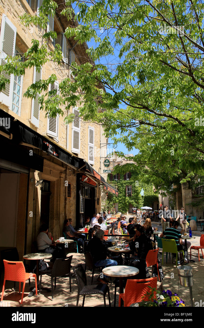 Lebhafte Straßencafés im Dorf Lourmarin Stockfoto