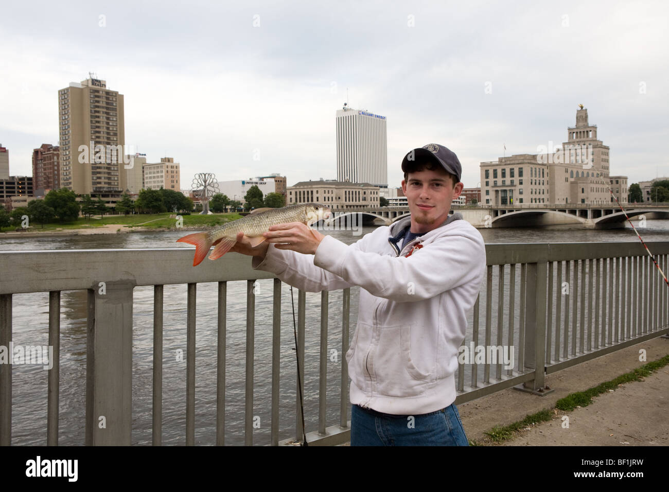 Mann fängt Fisch aus Cedar River in Cedar Rapids, Iowa Stockfoto