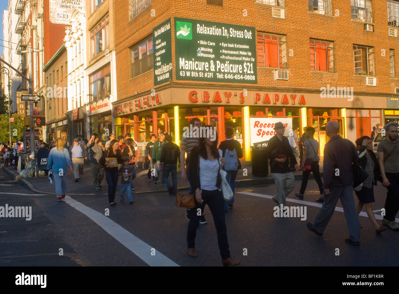 Fußgänger überqueren Eighth Street am Sixth Avenue im Greenwich Village in New York Stockfoto