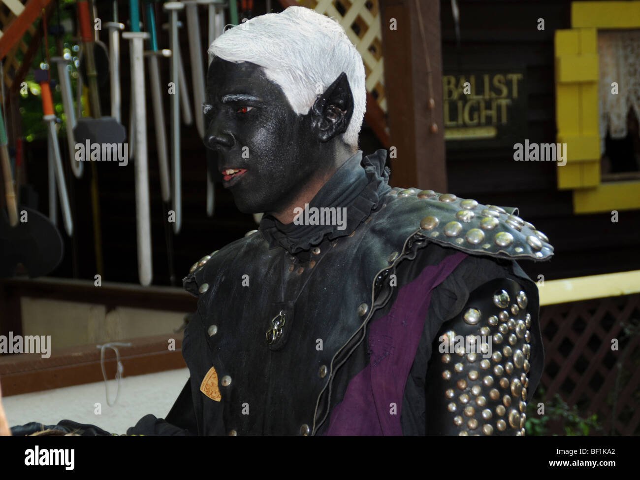 Mann, gekleidet wie ein Außerirdischer Stockfoto