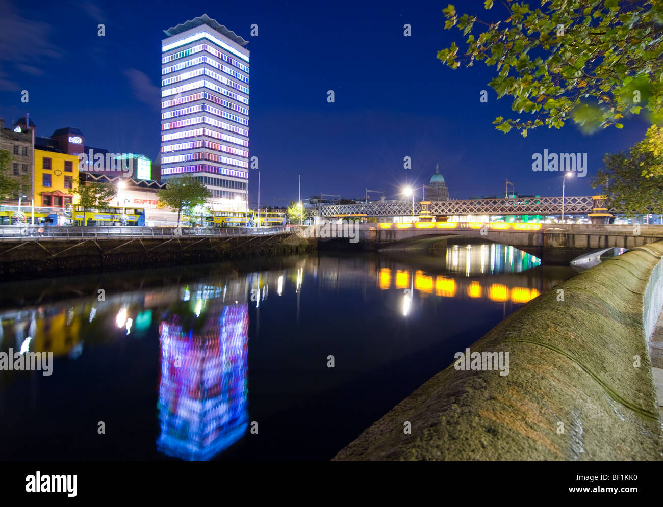 Liberty Hall beleuchtet mit Animationen im Rahmen des Festivals Playhouse 2009 in Dublin. Stockfoto