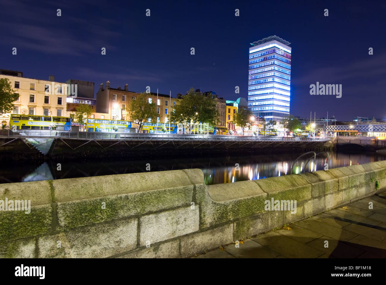 Liberty Hall beleuchtet mit Animationen im Rahmen des Festivals Playhouse 2009 in Dublin. Stockfoto