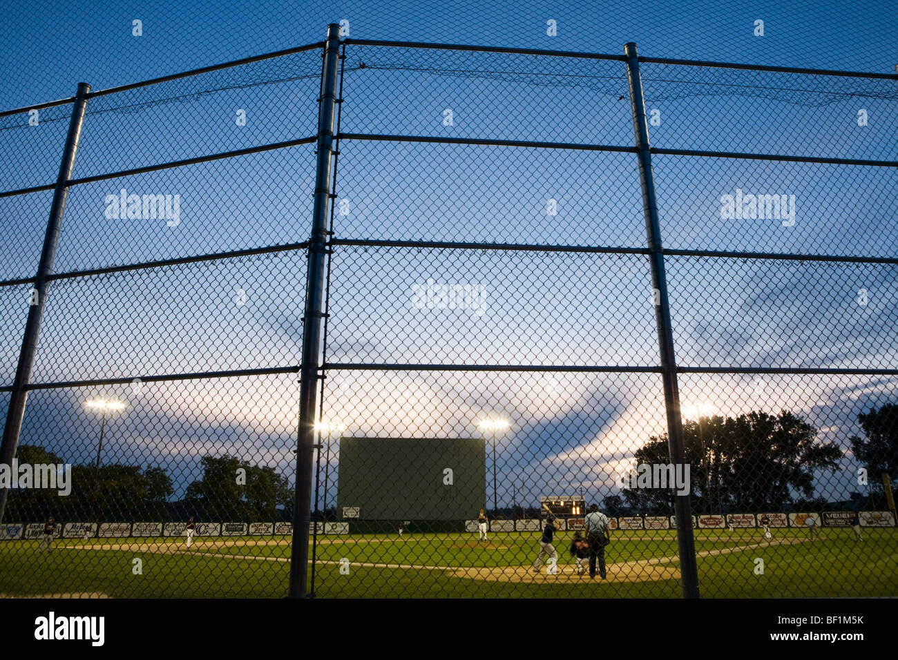 Nacht-Baseball-Spiel in Kaskade, Iowa Stockfoto