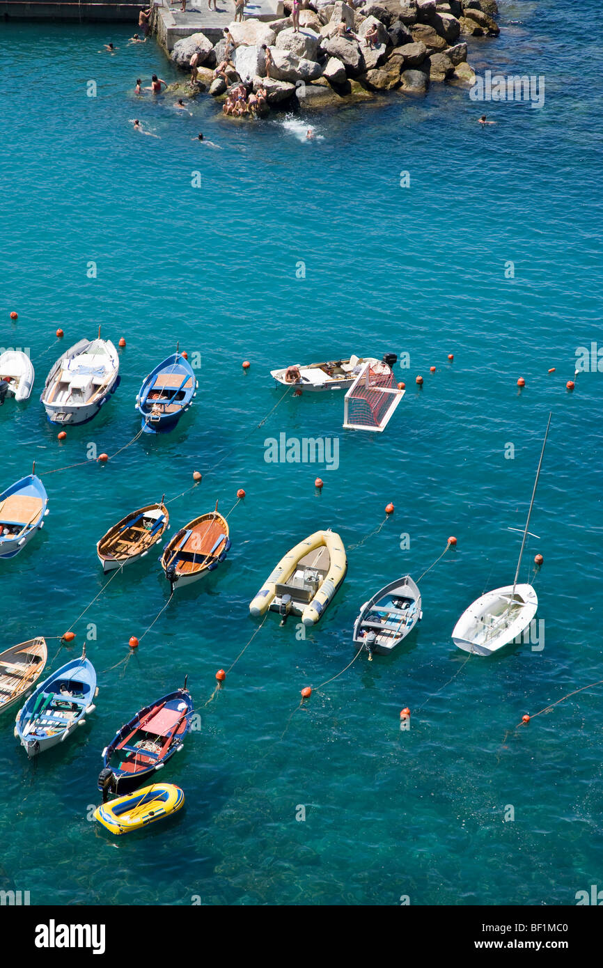 Hafen und Boote, Vernazza, Cinque Terre, Ligurien, Italien Stockfoto