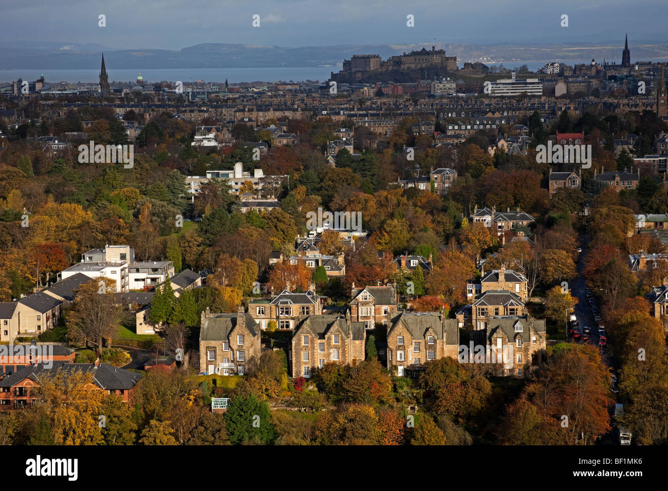 Blackford, Edinburgh Wohngebiet während der Herbstsaison mit Edinburgh Castle in Hintergrund, Schottland, Großbritannien, Europa Stockfoto