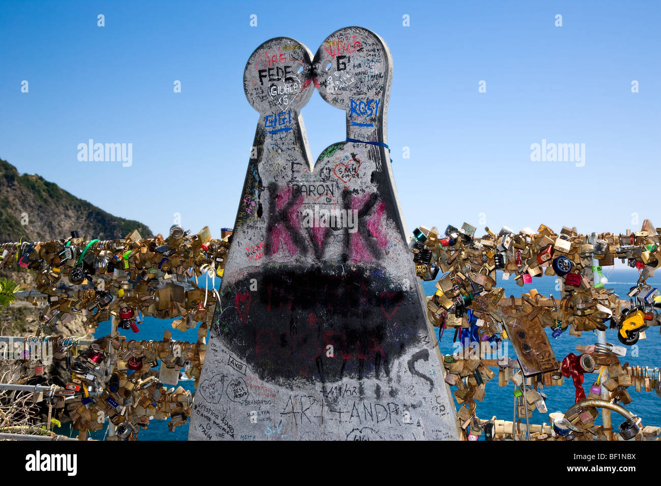 Liebe Vorhängeschlösser und Zahlen per Amore Path of Love, Cinque Terre, Ligurien, Italien Stockfoto
