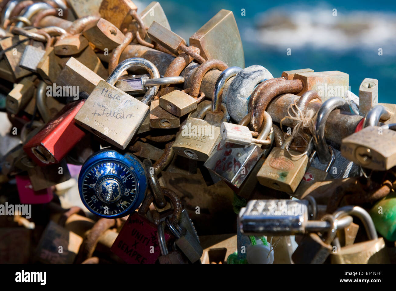 Liebe Vorhängeschlösser und Zahlen per Amore Path of Love, Cinque Terre, Ligurien, Italien Stockfoto