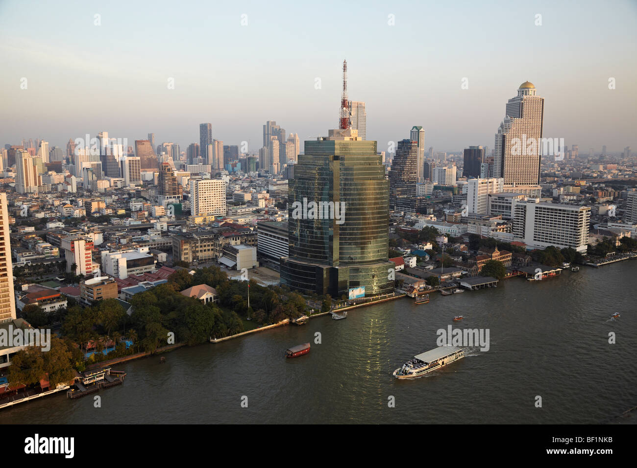 Skyline von Bangkok aus dem Chao Phraya-Fluss. Thailand Stockfoto