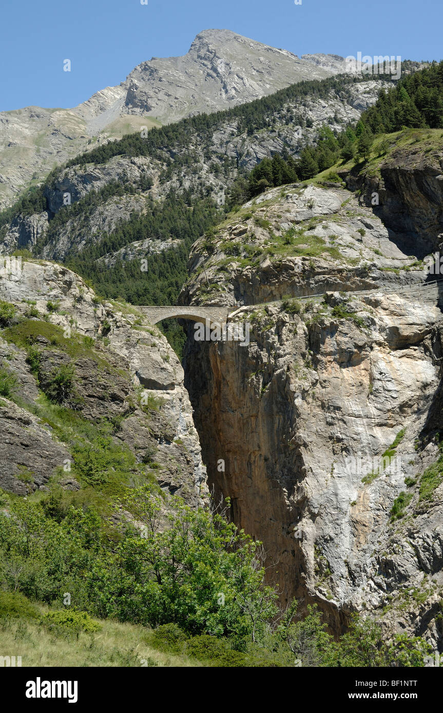 Alte oder schmale Steinbrücke oder Pont du Chatelet (1880) 100 Meter über der Schlucht im Ubaye Valley Alpes-de-Haute-Provence Französische Alpen Frankreich Stockfoto