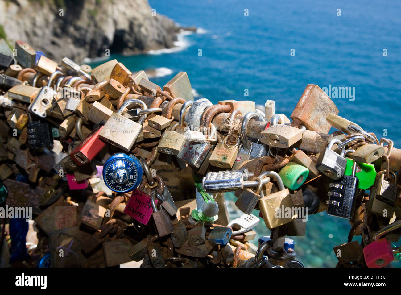 Liebe Vorhängeschlösser und Zahlen per Amore Path of Love, Cinque Terre, Ligurien, Italien Stockfoto