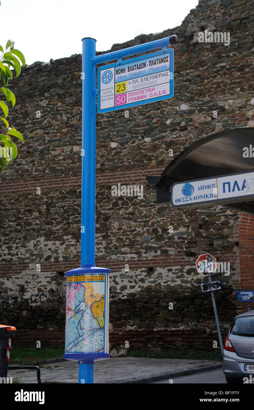 Griechischen Bushaltestelle mit touristischen Informationskarte befindet sich innerhalb der Mauern der alten Stadt Thessaloniki Griechenland Stockfoto