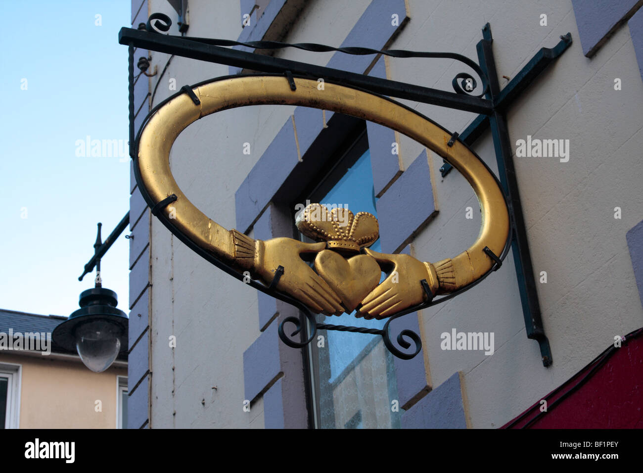 Ein riesigen Claddagh Ring-Zeichen vor einem Juwelier-Geschäft in der Stadt Galway Irland Stockfoto