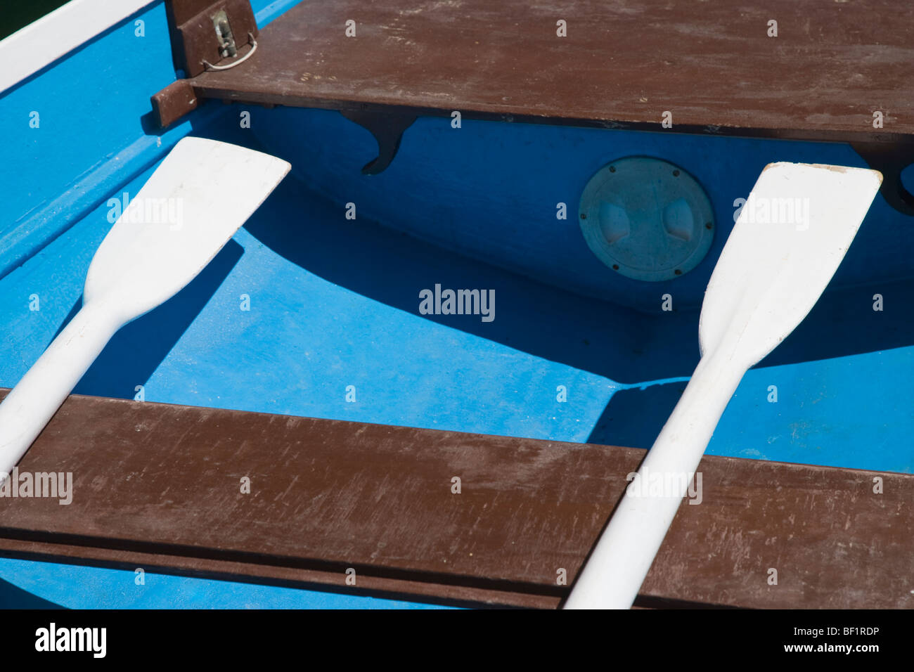 Blaues Boot mit Ruder, Cinque Terre, Ligurien, Italien Stockfoto