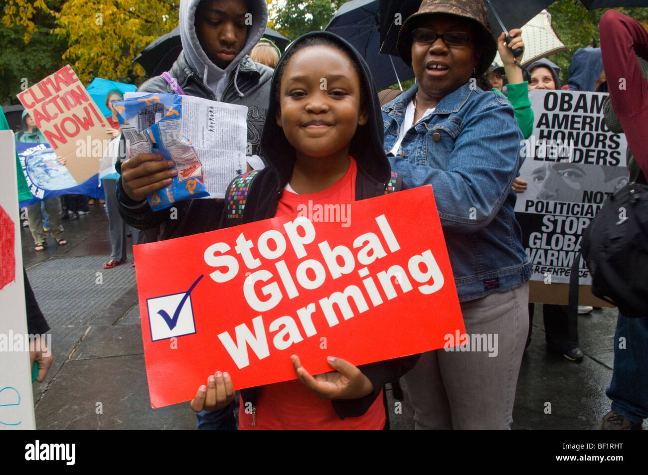 Hunderte von Umwelt-Aktivisten vorzubereiten, über die Brooklyn Bridge am internationalen Tag für den Klimawandel zu marschieren Stockfoto