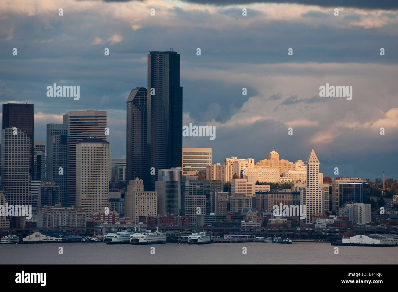 Die Skyline von Seattle, Washington, mit Fähren und dramatische cloud-Aktivität. Das einzigartige Licht ist aus der Cloud-Öffnungen. Stockfoto