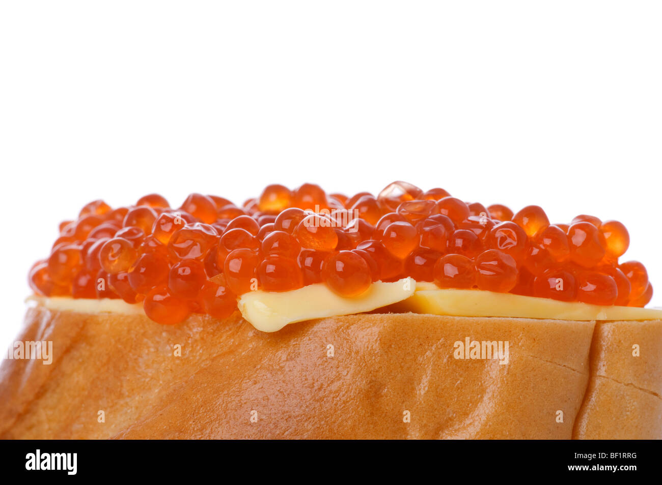 Objekt auf weiß - rotem Kaviar mit Brot Stockfoto