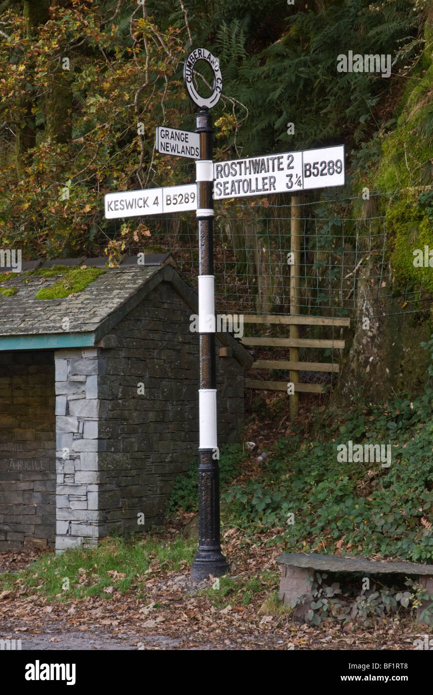 Wegweiser im Lake District mit dem ursprünglichen Grafschaft Namen des Cumberland. Stockfoto