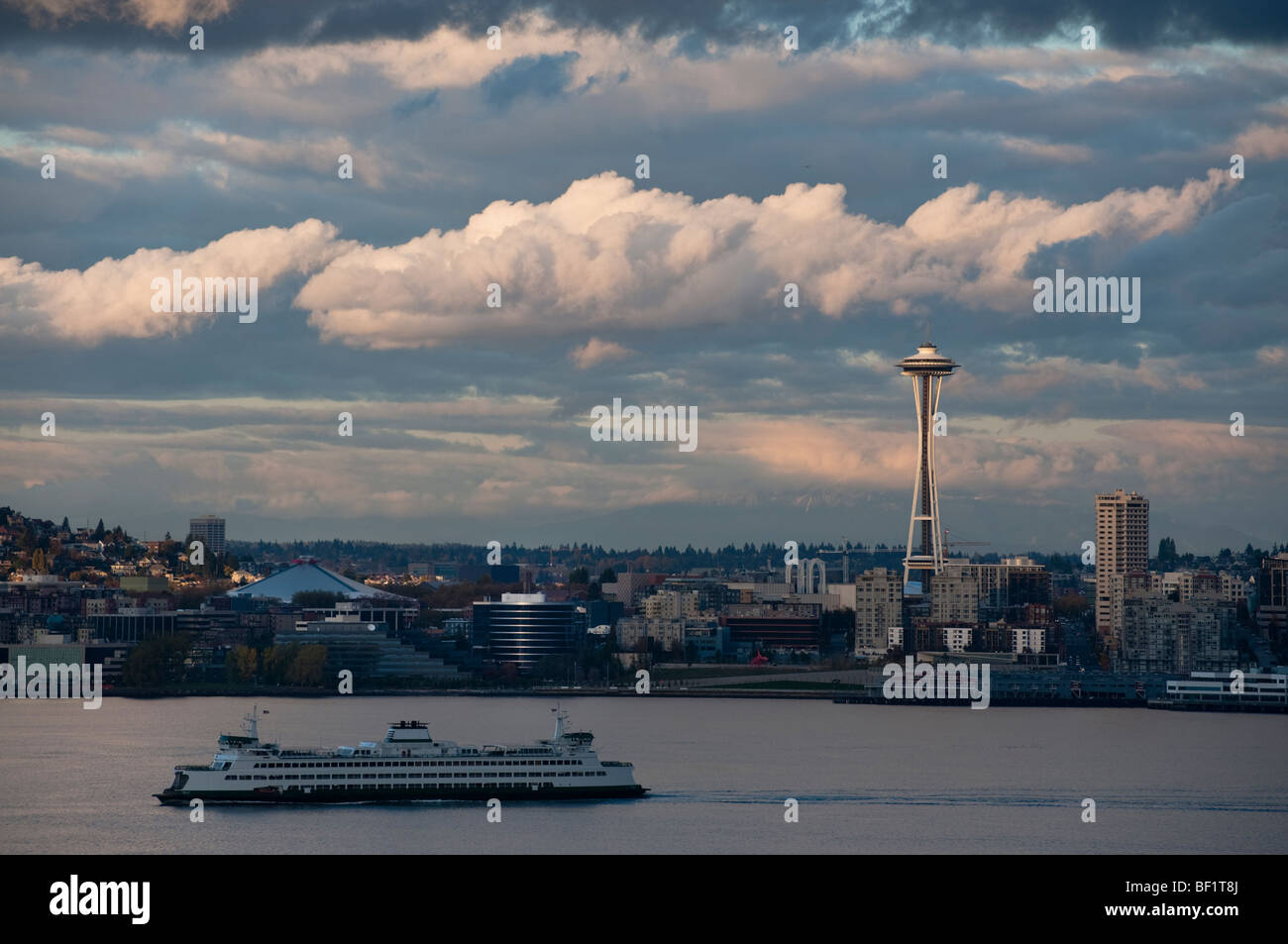 Eine dramatisch ausgeleuchteten Blick auf Seattle Space Needle und einer Fähre überqueren Elliott Bay nach Bainbridge Island. US-Bundesstaat Washington Stockfoto