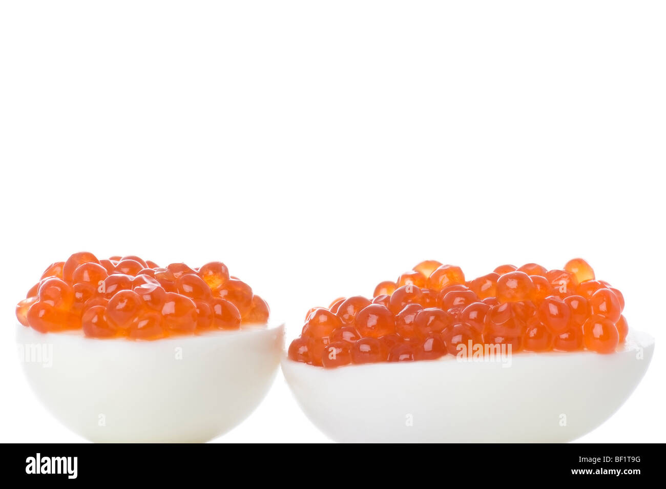 Objekt auf weiß - rotem Kaviar auf ei Stockfoto
