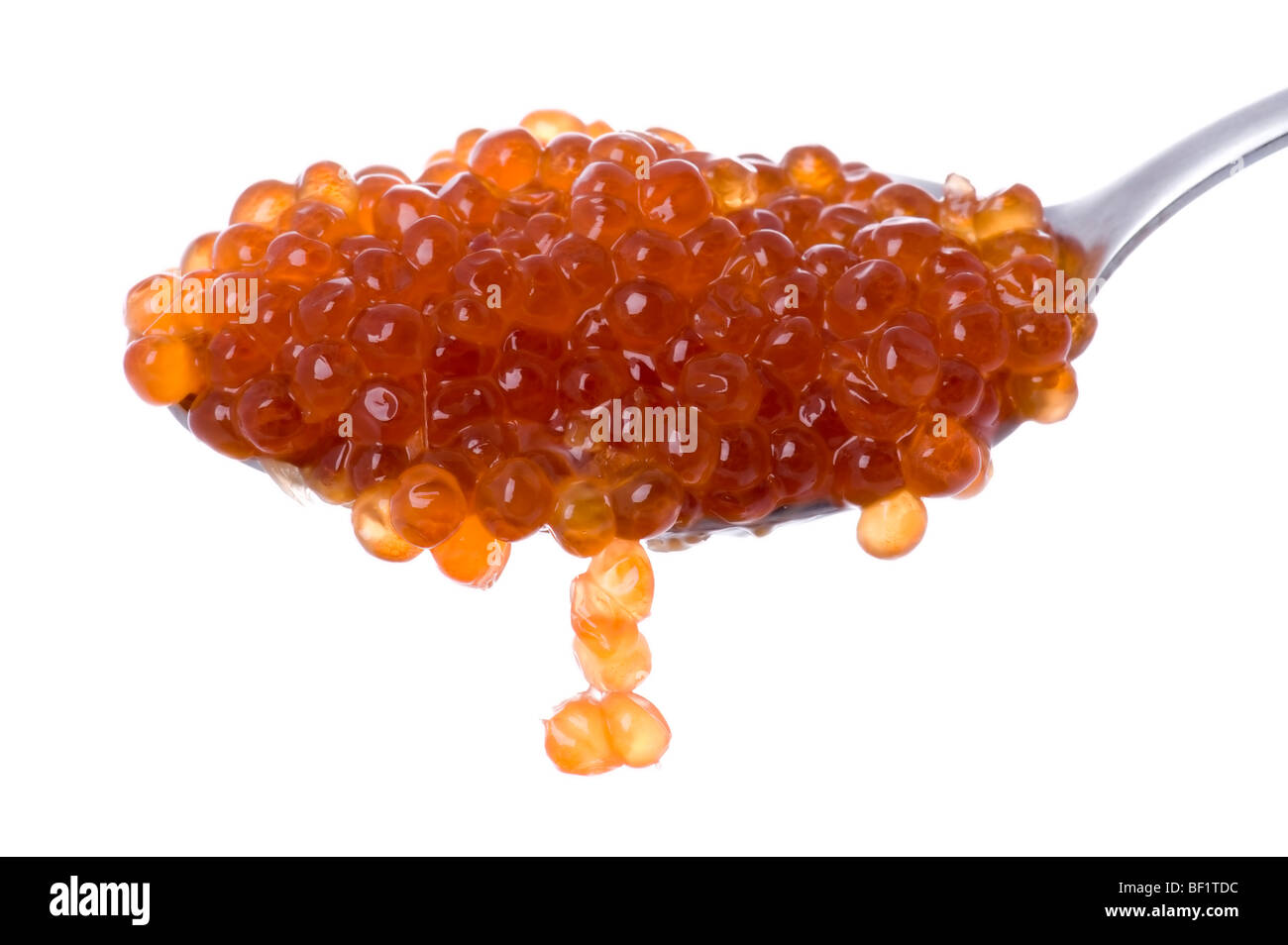 Objekt auf weiß - rotem Kaviar auf Löffel Stockfoto