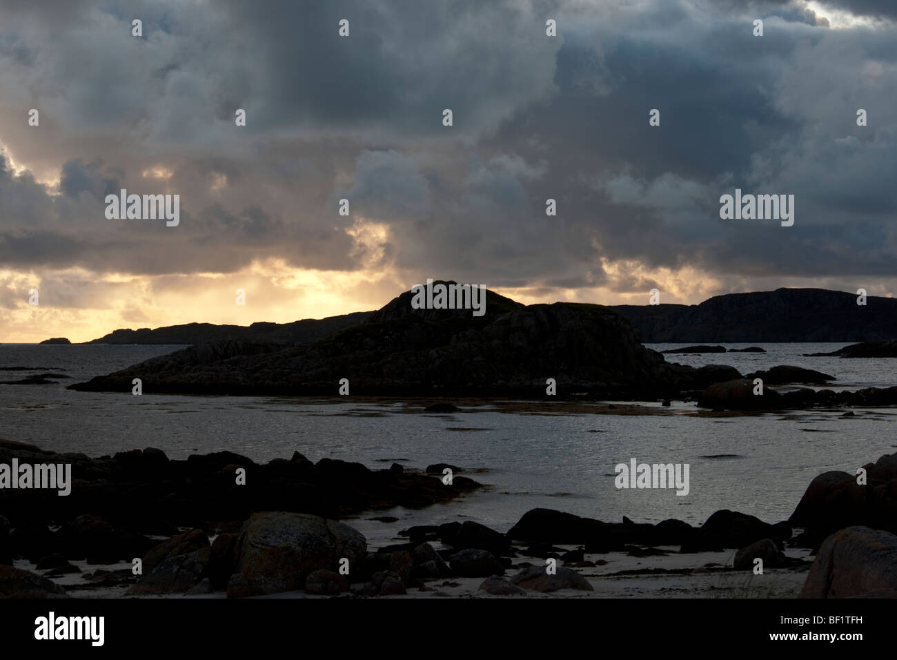 Dramatische Wolken und Seenlandschaft am westlichen Ufer des Isle of Iona, Schottland Stockfoto