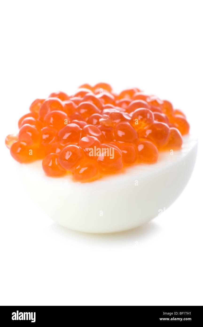 Objekt auf weiß - rotem Kaviar auf ei Stockfoto
