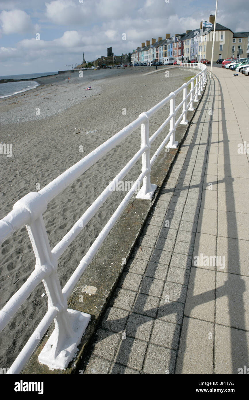 Stadt von Aberystwyth, Wales. Aberystwyth Promenade, Strand und Meer, an einem ruhigen und bewölkten Tag. Stockfoto