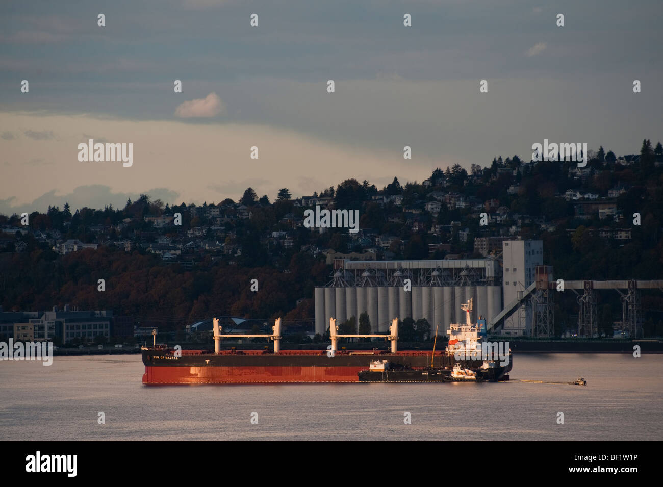 Ein Tanker Schiff und Schlepper Boot warten auf Abfahrt von Elliott Bay entlang der Uferpromenade in Seattle, Washington. Stockfoto