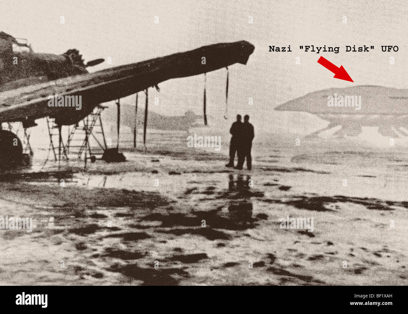 Neu entdeckt "Vintage-Fotografien der NS-Festplatten (fliegende Untertassen, Foo Fighters, UFOs) fliegen Stockfoto