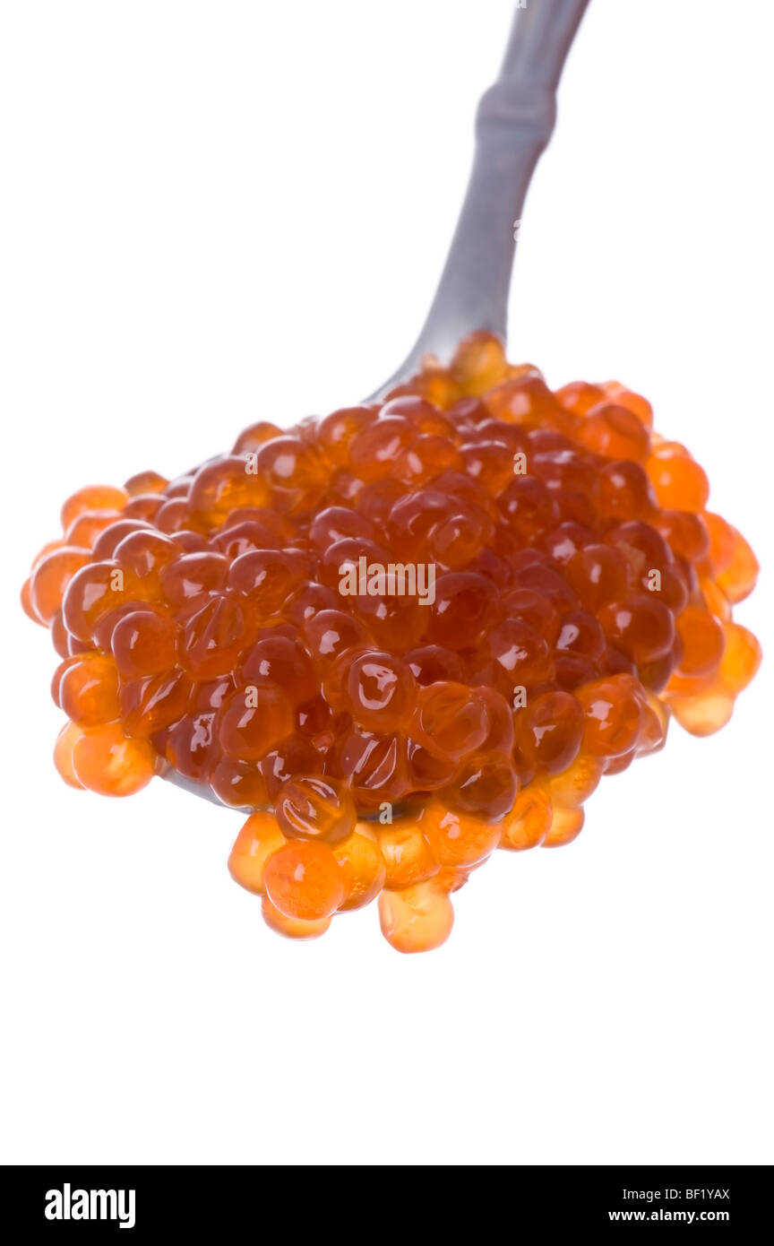 Objekt auf weiß - rotem Kaviar auf Löffel Stockfoto