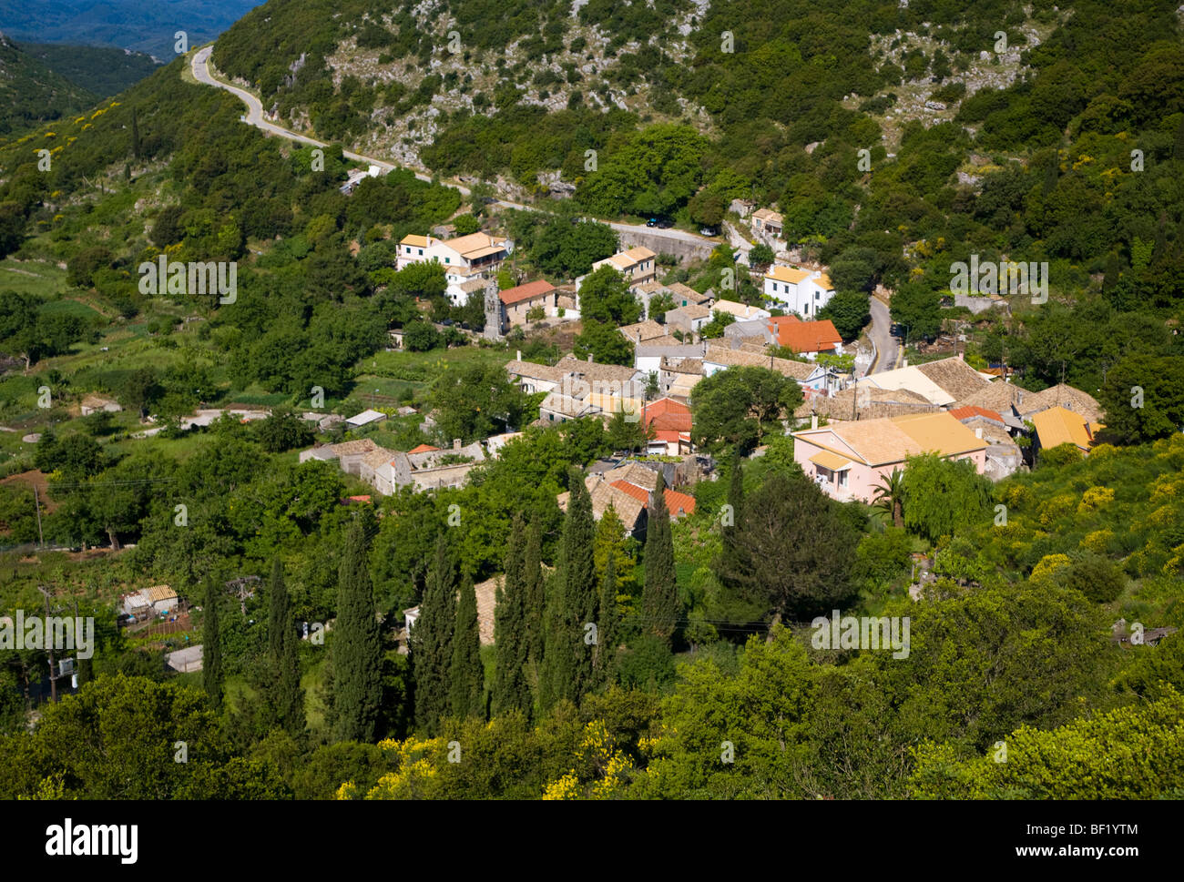 Petalia Dorf von der Straße zum Mount Pantokrator, Kerkyra (Korfu), Griechenland Stockfoto