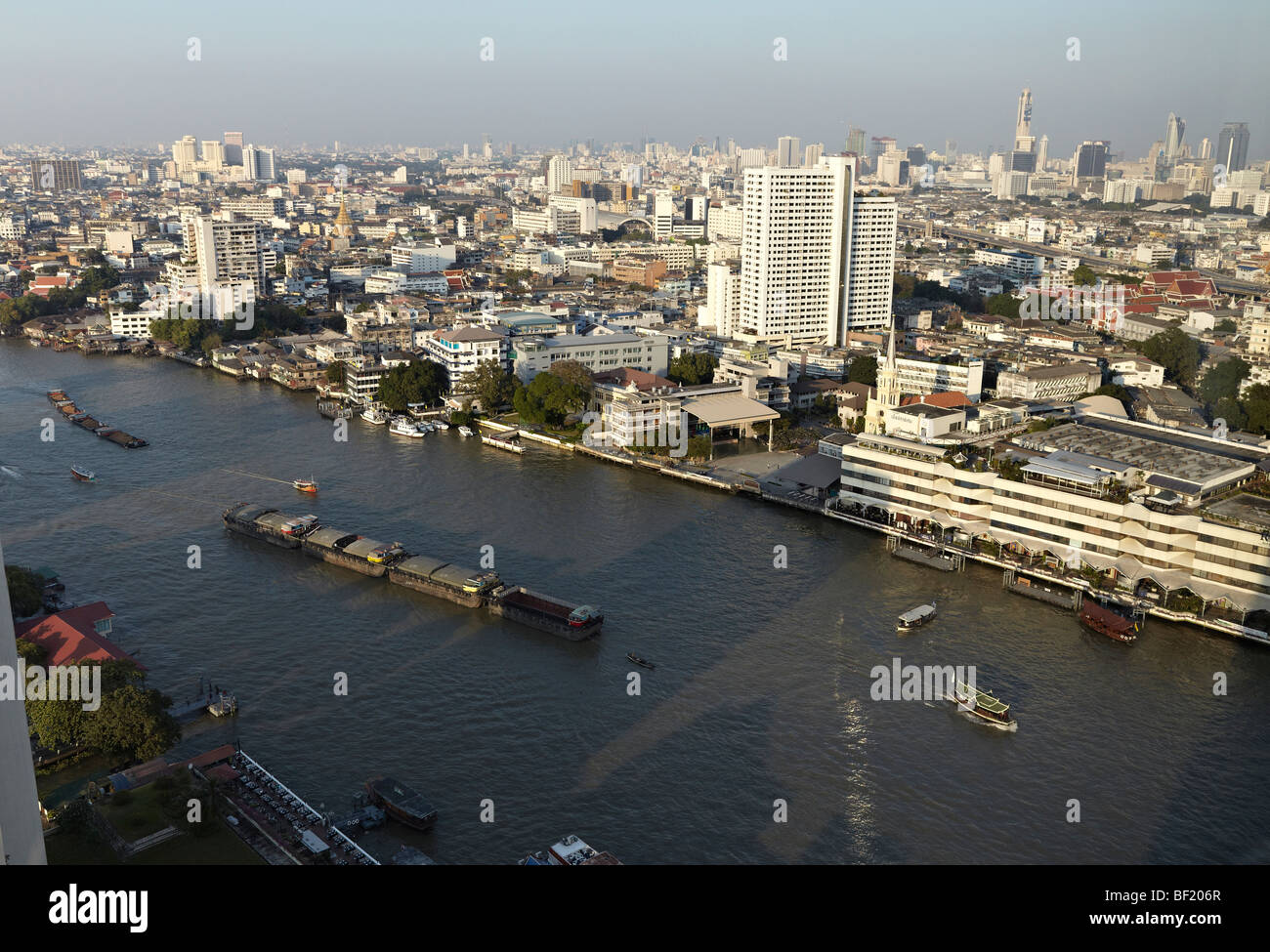Skyline von Bangkok aus dem Chao Phraya-Fluss. Thailand Stockfoto