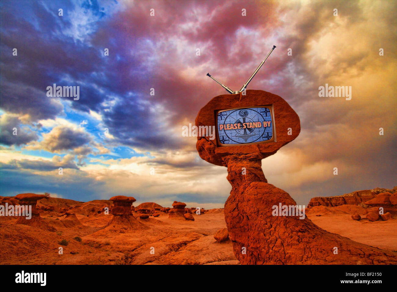 Surreale Landschaft (Digital manipuliert Fotos). Desert Rock-Formation mit TV-Bildschirm. Stockfoto