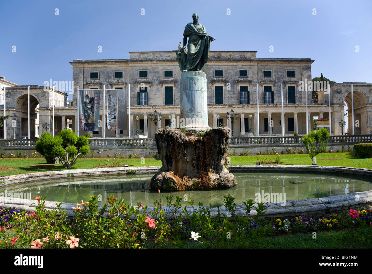 Statue von Frederick Adam vor dem Palast von St. Michael und St. George, Kerkyra (Korfu), Griechenland Stockfoto