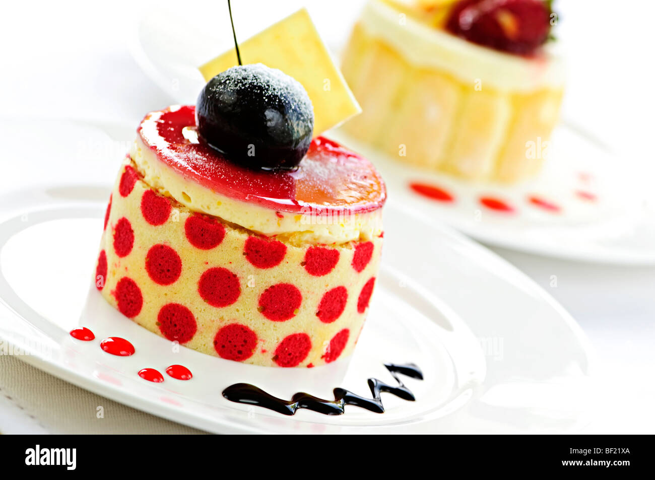 Ausgefallene Gourmet Desserts isoliert auf weißem Hintergrund Stockfoto