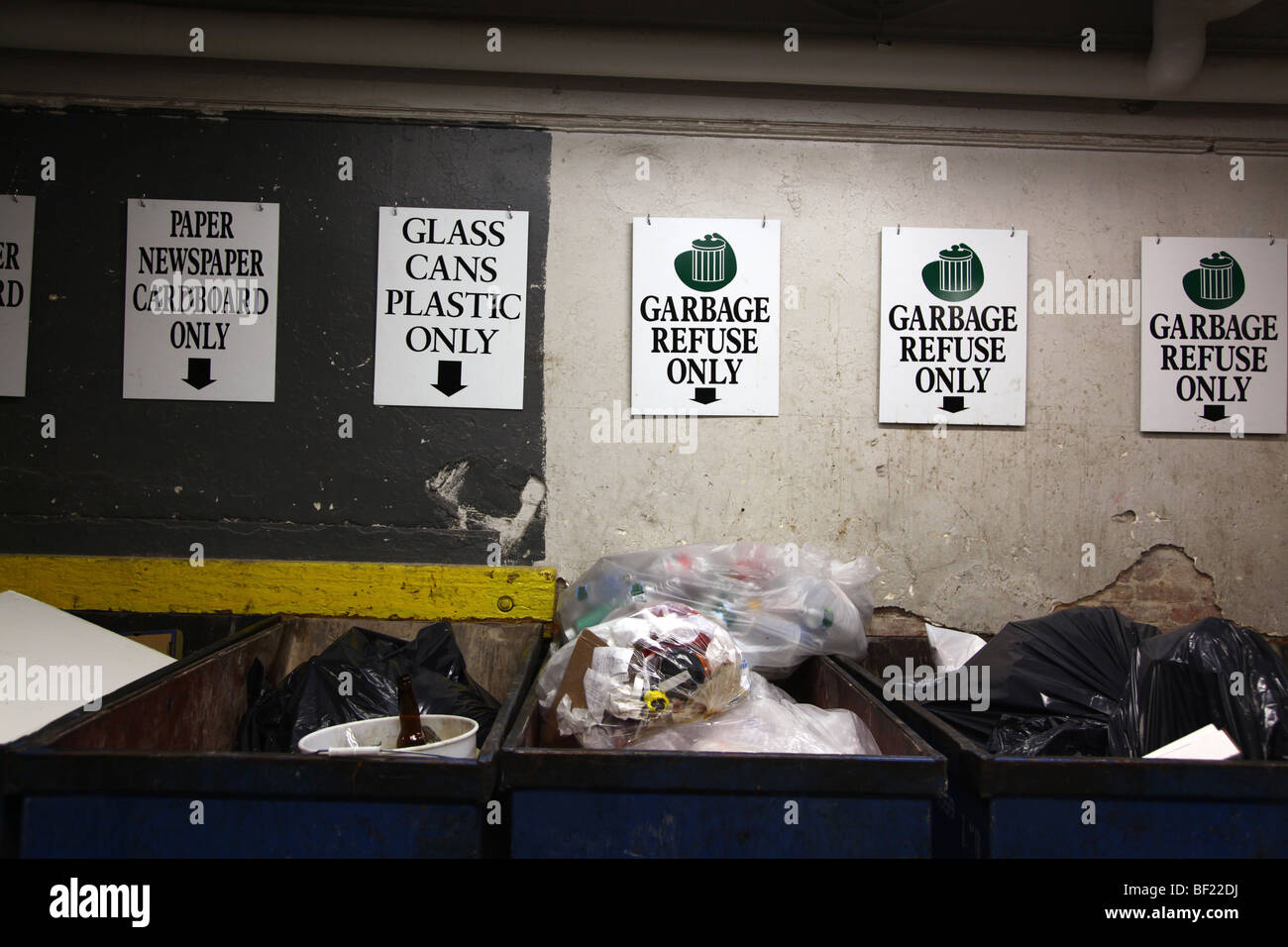 Vielzahl von recycling-Zeichen und Lagerplätze im hinteren Teil ein Restaurant, New York, NY, USA Stockfoto