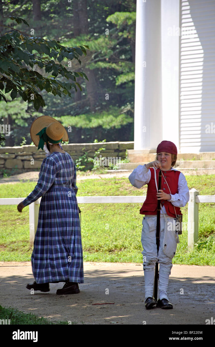 Stadt-Szene - kostümiert amerikanischer revolutionärer Krieg (1770) Ära Reenactment Stockfoto