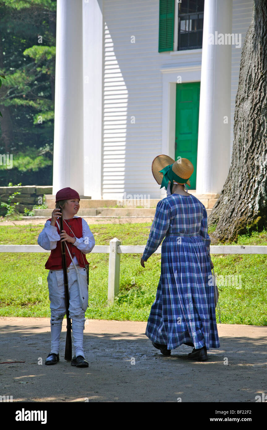 Stadt-Szene - kostümiert amerikanischer revolutionärer Krieg (1770) Ära Reenactment Stockfoto